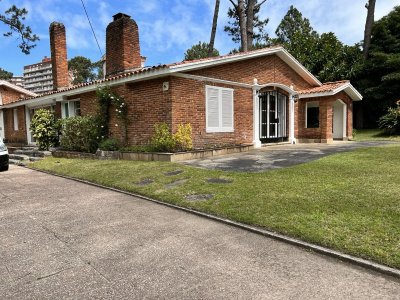 Casa ubicada sobre importante avenida