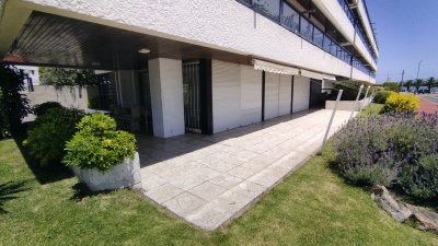 Venta Apto Puerto Punta 3D y dep de serv frente al mar