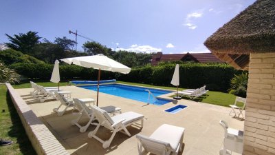 Venta y Alquiler de Temporada Apto 3D y dep huéspedes Brava Punta con Piscina y Parrillero 