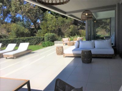 Venta y Alquiler Anual Apto 3 Suites y dep serv Brava Punta con  Piscina propia 