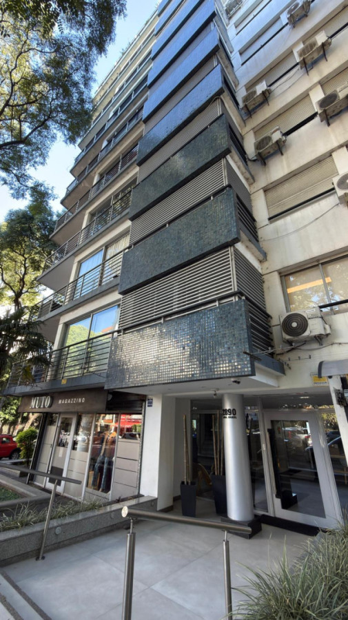 Venta apartamento sobre Av. Brasil con gran living, 2 dormitorios, 3 baños y buen garage 