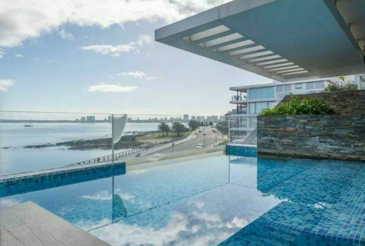 Venta y alquiler de Temporada Exclusivo Penthouse frente al Puerto Punta 3 Suites Dep Serv Piscina y Parrillero 