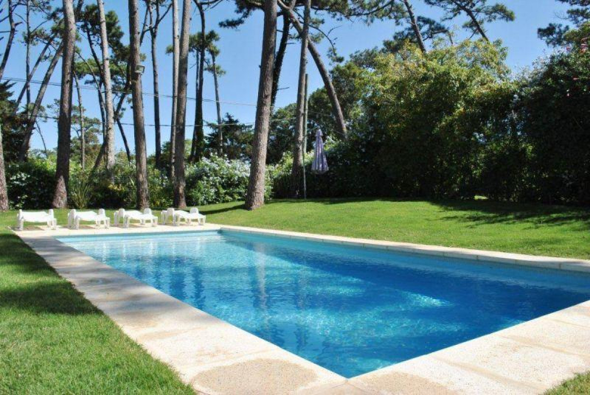 Venta Alquiler Anual y de Temporada Casa 4D y dep de serv Mansa Punta con Piscina climatizada 
