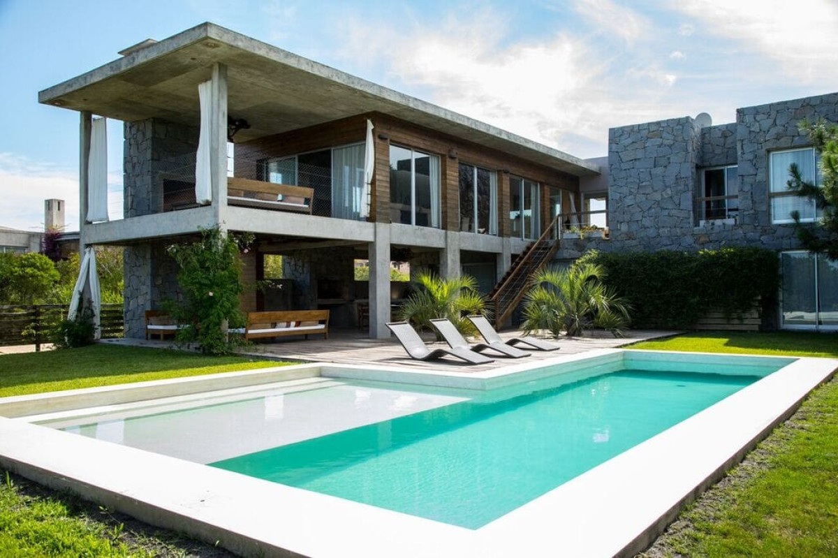 Venta y Alquiler Temporada Espectacular Casa 5 suites y dep serv José Ignacio Punta con Piscina climatizada 