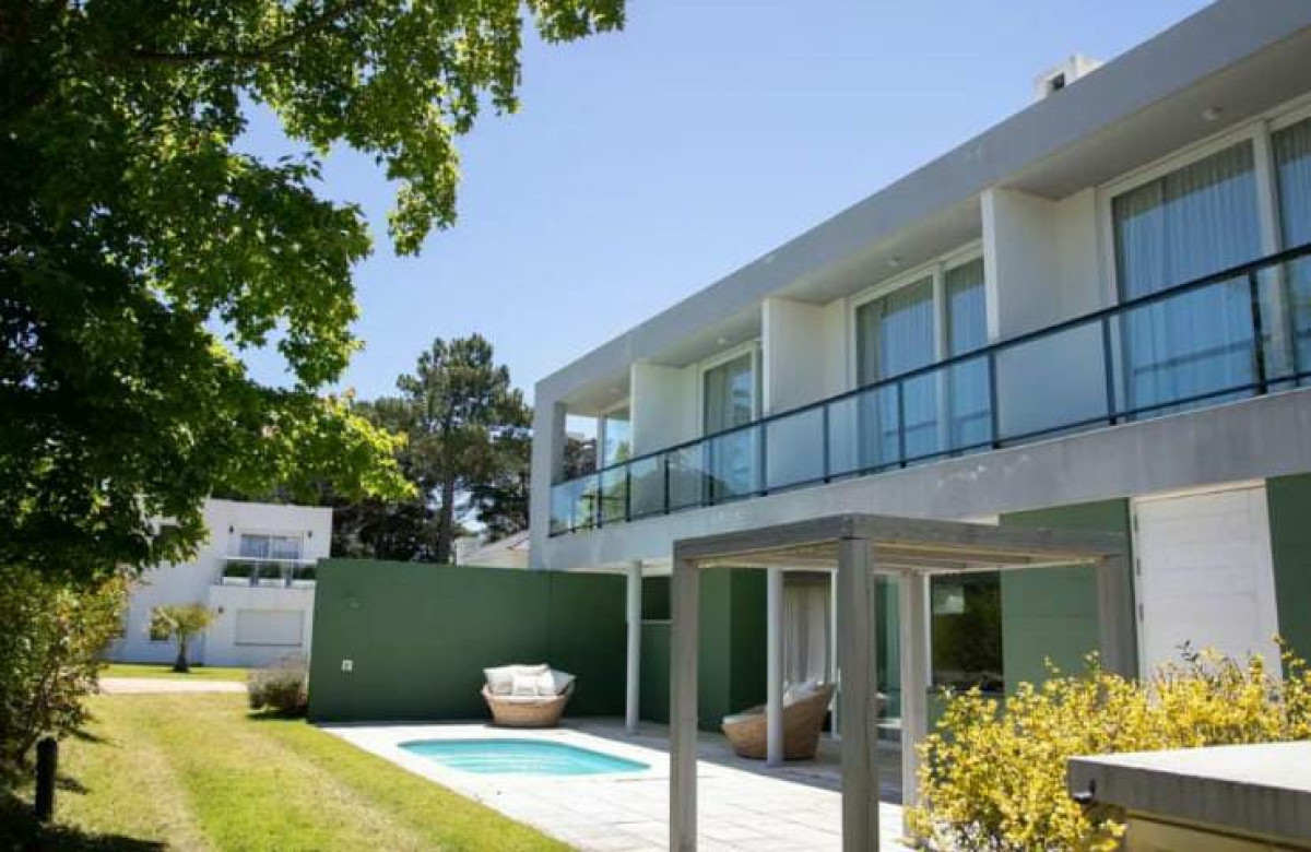 Venta Casa 5 suites Barrio privado Mansa Punta con Piscina  