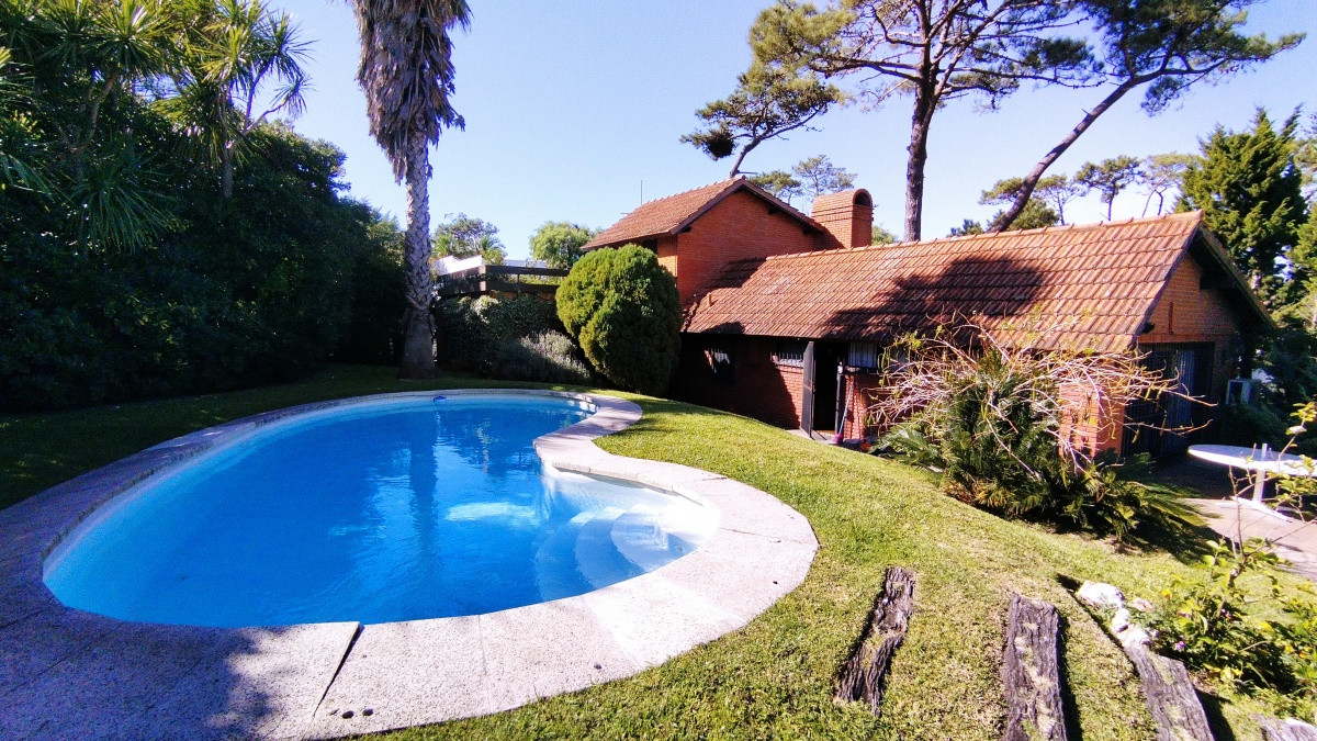 Venta y Alquiler de Temporada Casa 4D y dep de serv Mansa Punta con Piscina a mts del mar