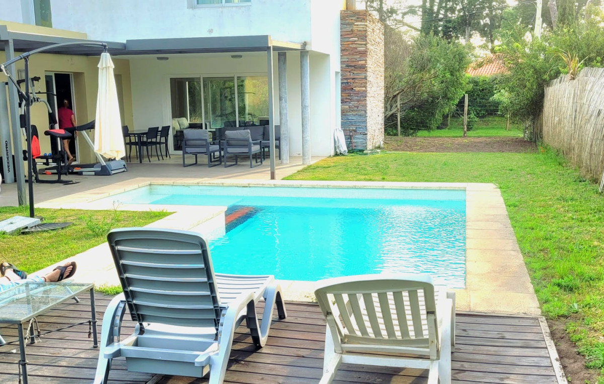 Venta y Alquiler Anual Casa 4D y dep de serv Lugano Punta con Piscina climatizada 