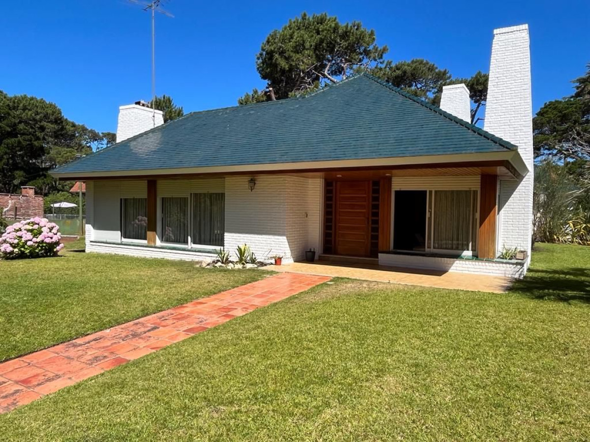 Alquiler temporada Casa 4D y dep de serv Mansa Punta con Piscina Barbacoa y Cancha de tenis 