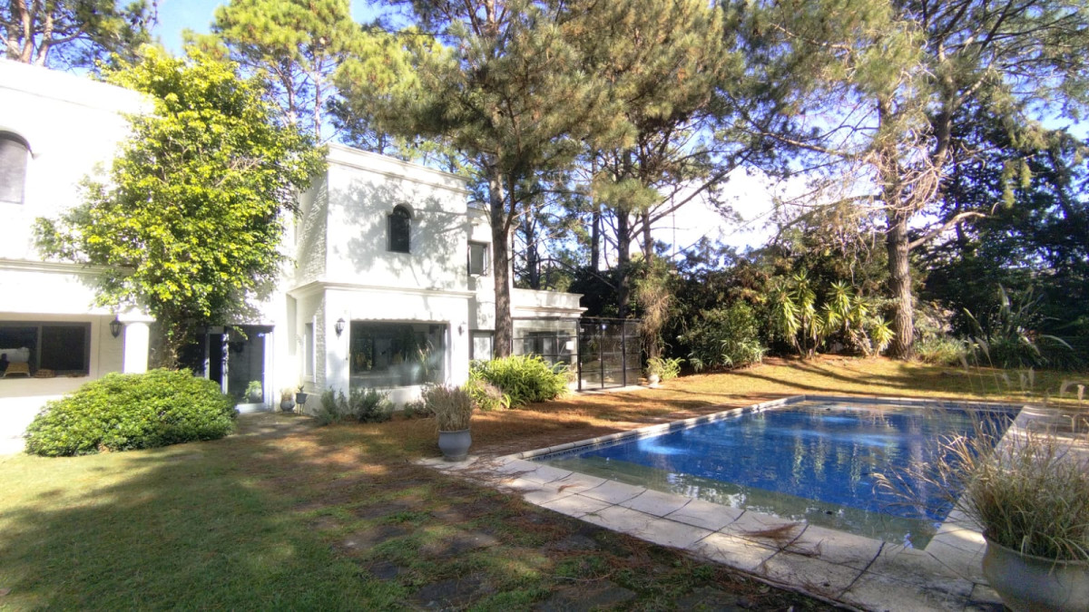 Venta Alquiler Anual y de Temporada Casa 5 suites y dep de huéspedes Brava Punta con Piscina 