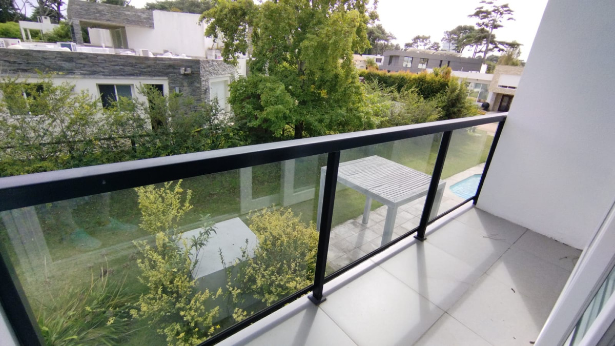 Venta y Alquiler anual Casa 5 suites Barrio privado Mansa Punta con Piscina  