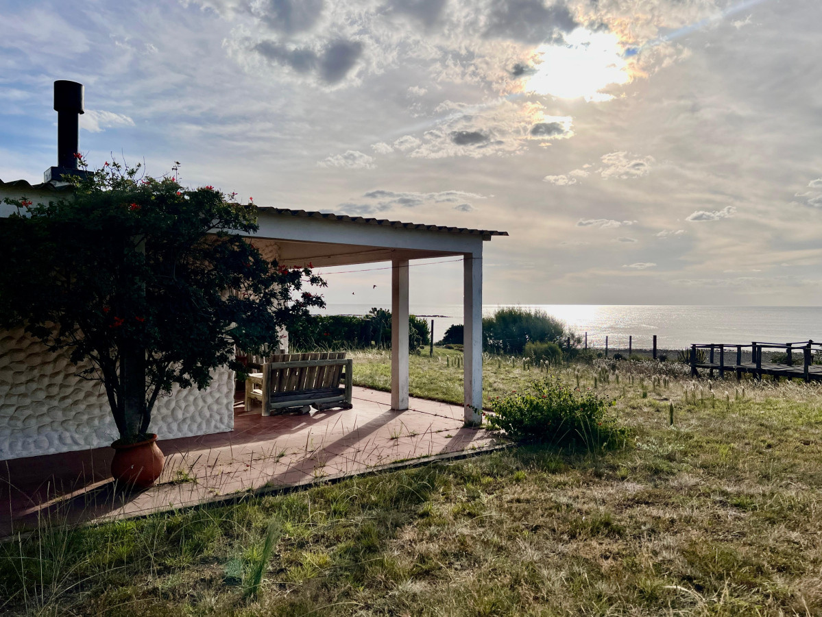 Hermosa casa sobre la playa con imponente vista al mar