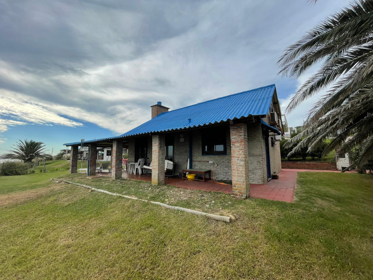 Hermosa casa sobre el mar