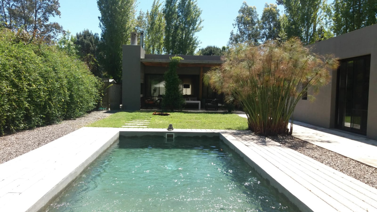 Venta Casa 3D y dep serv Barrio privado Lugano con Piscina  