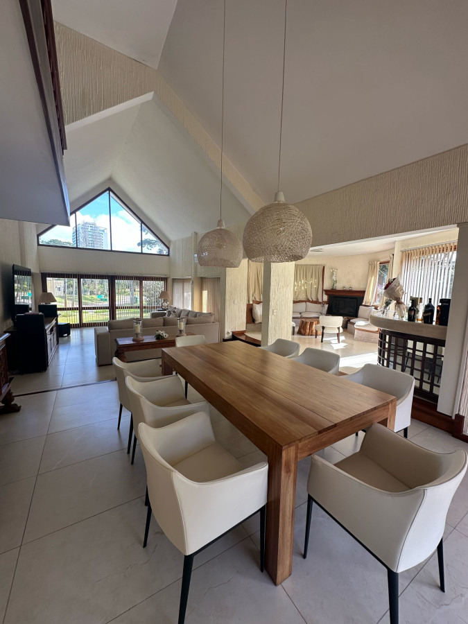 Venta Casa 5D Lugano Punta con Piscina climatizada y Barbacoa 