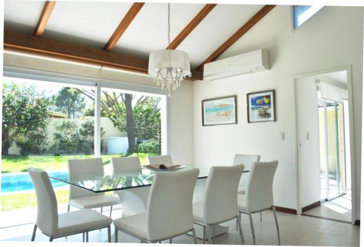 Venta Alquiler Anual y de Temporada Casa 4D y dep de serv Mansa Punta con Piscina climatizada 