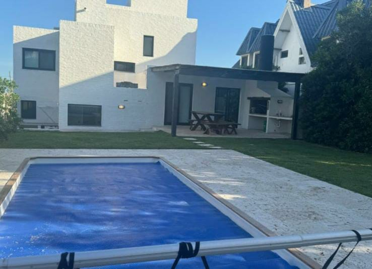 Alquiler de temporada Casa 5D Montoya Punta con Piscina frente a la Playa 