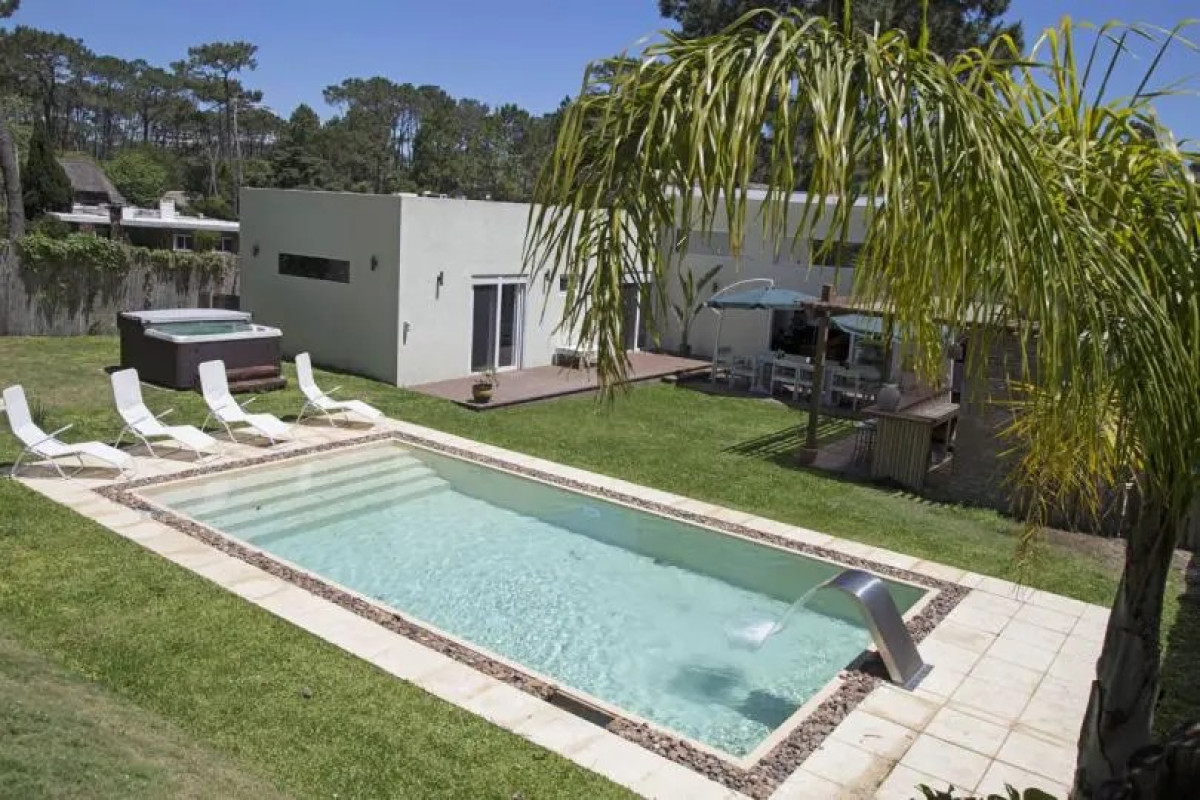 Alquiler Anual Casa 3D San Rafael Punta con Piscina climatizada y Jacuzzi 