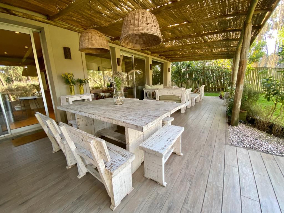 Venta y Alquiler Anual Divina Casa 4D barrio privado Rincón del Indio Punta 