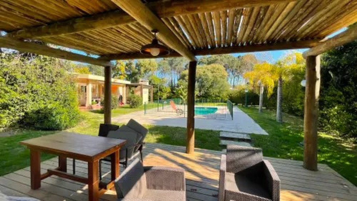 Alquiler temporada Casa 4D y dep Lugano Punta con Piscina y cancha tenis 