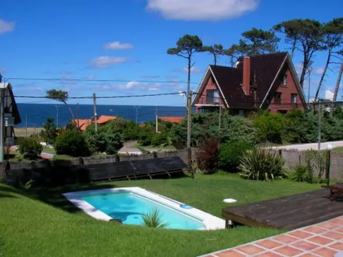 Alquiler temporada Casa 5D Pinares Punta con Piscina climatizada a metros del mar 
