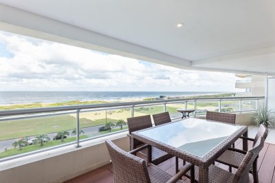 TORRE LOBOS DEPARTAMENTO CENTRAL EN VENTA DE 3 DORMITORIOS EN SUITE + DEP. SERV. - PRIMERA LINEA PLAYA BRAVA