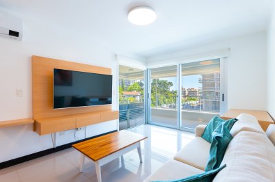 APARTAMENTO EN VENTA EN PLAYA MANSA DE 2 DORMITORIOS CON PARRILLERO