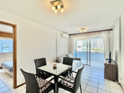 APARTAMENTO EN VENTA EN PUNTA DEL ESTE 1 DORMITORIO BAJAS EXPENSAS Y COCHERA
