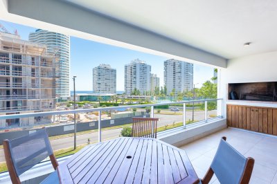 APARTAMENTO EN VENTA EN PLAYA MANSA DE 2 DORMITORIOS CON PARRILLERO