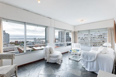 Apartamento En Venta - En Gorlero - Peninsula - 2 Dormitorios - Edificio Michelangelo