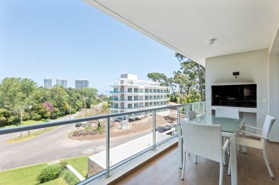 Apartamento de 4 Dormitorios Con Parrillero - Emerald - Playa Mansa