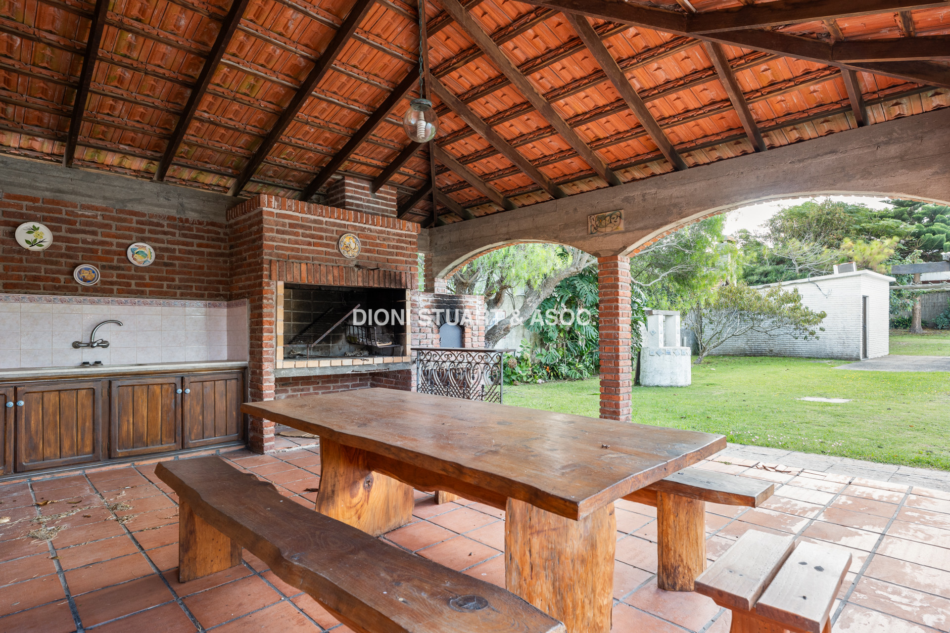 CASA EN VENTA CERCA DEL MAR PLAYA BRAVA RINCON DEL INDIO - 4 DORMITORIOS + BARBACOA + PISCINA