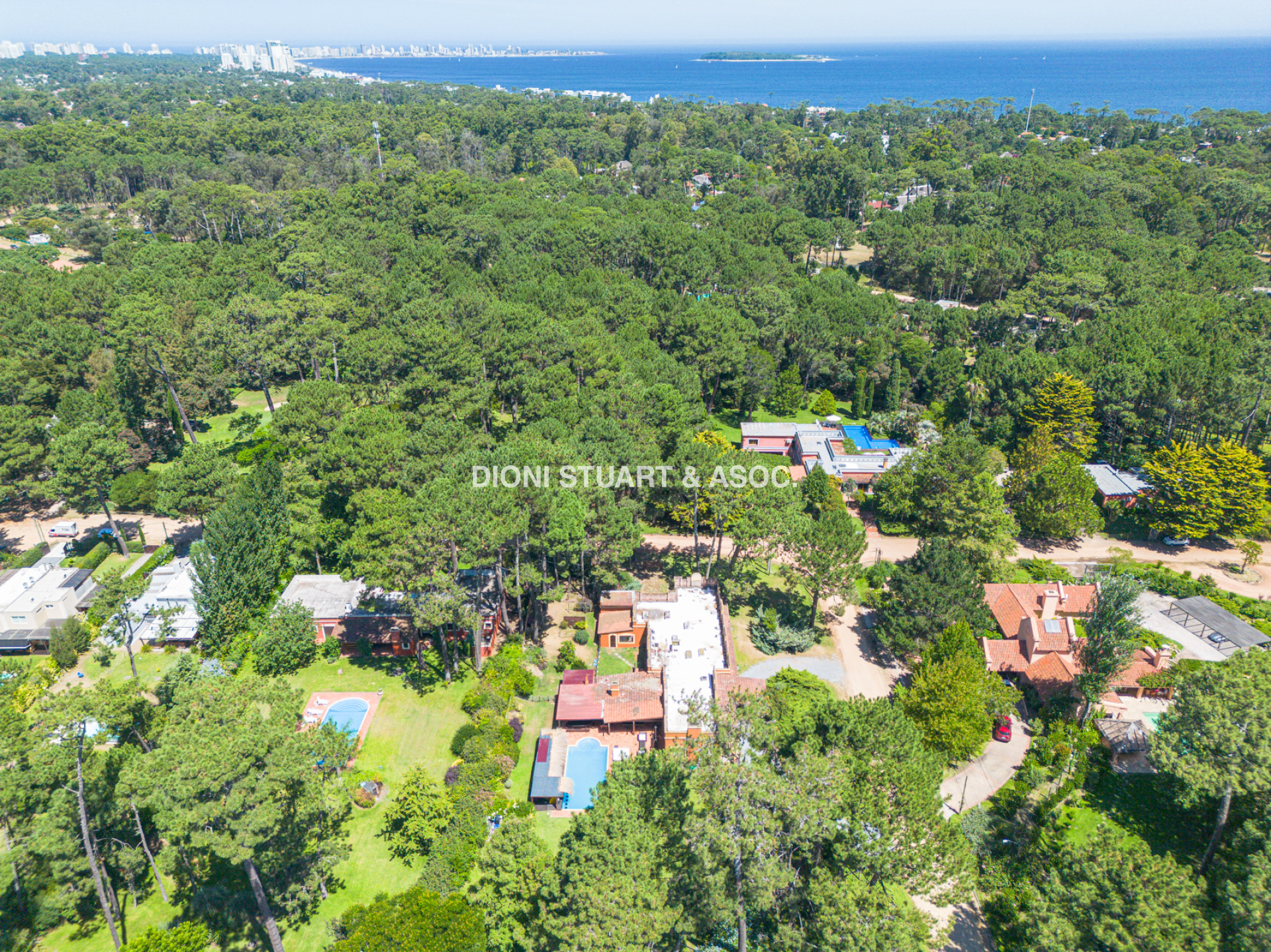 CASA EN PINARES EN VENTA 5 DORMITORIOS EN SUITE CON PISCINA