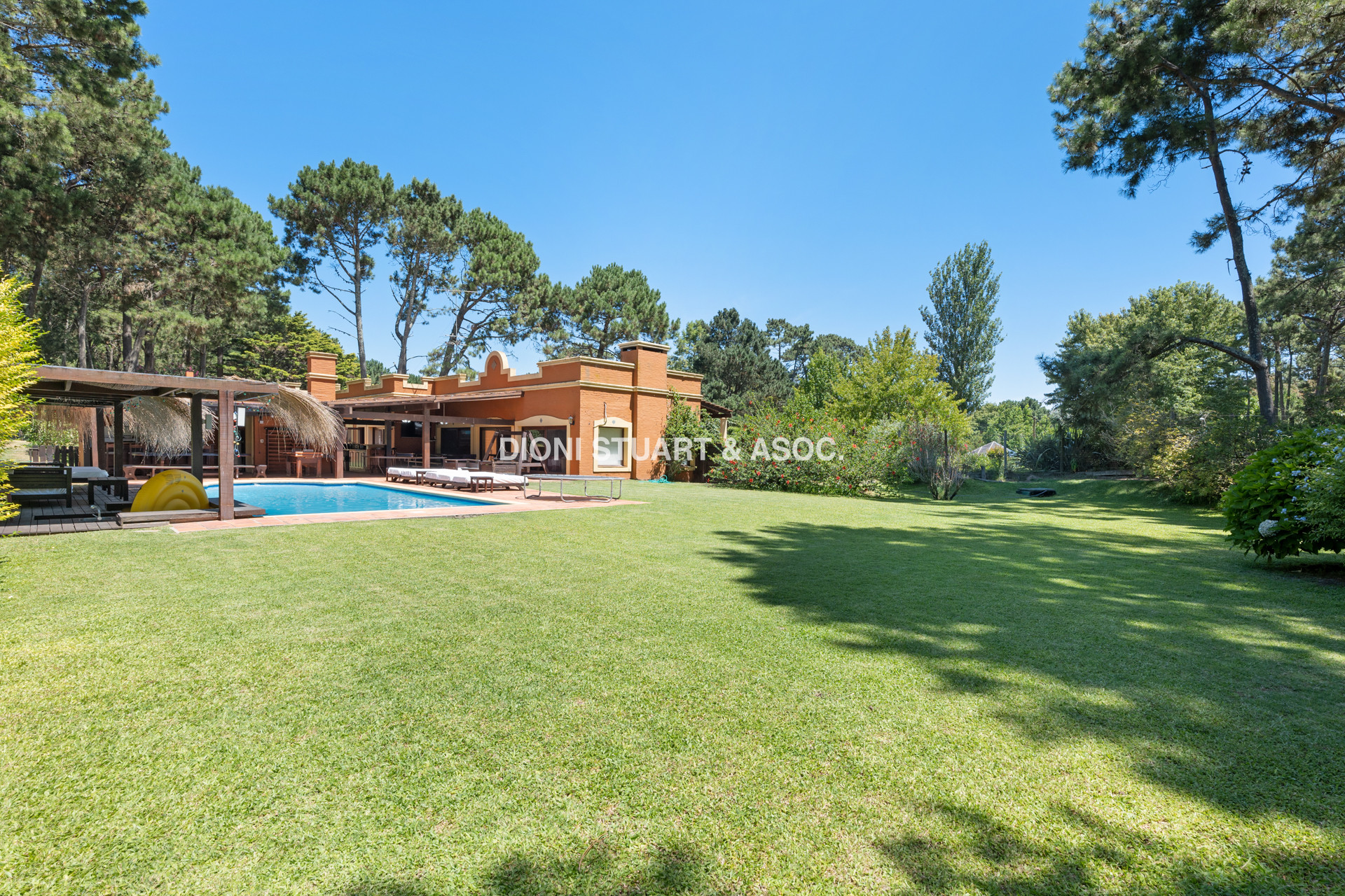 CASA EN PINARES EN VENTA 5 DORMITORIOS EN SUITE CON PISCINA