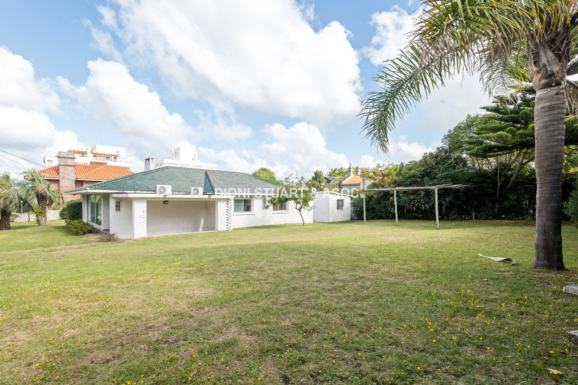 CASA EN VENTA CERCA DEL MAR PLAYA BRAVA RINCON DEL INDIO - 4 DORMITORIOS + BARBACOA + PISCINA