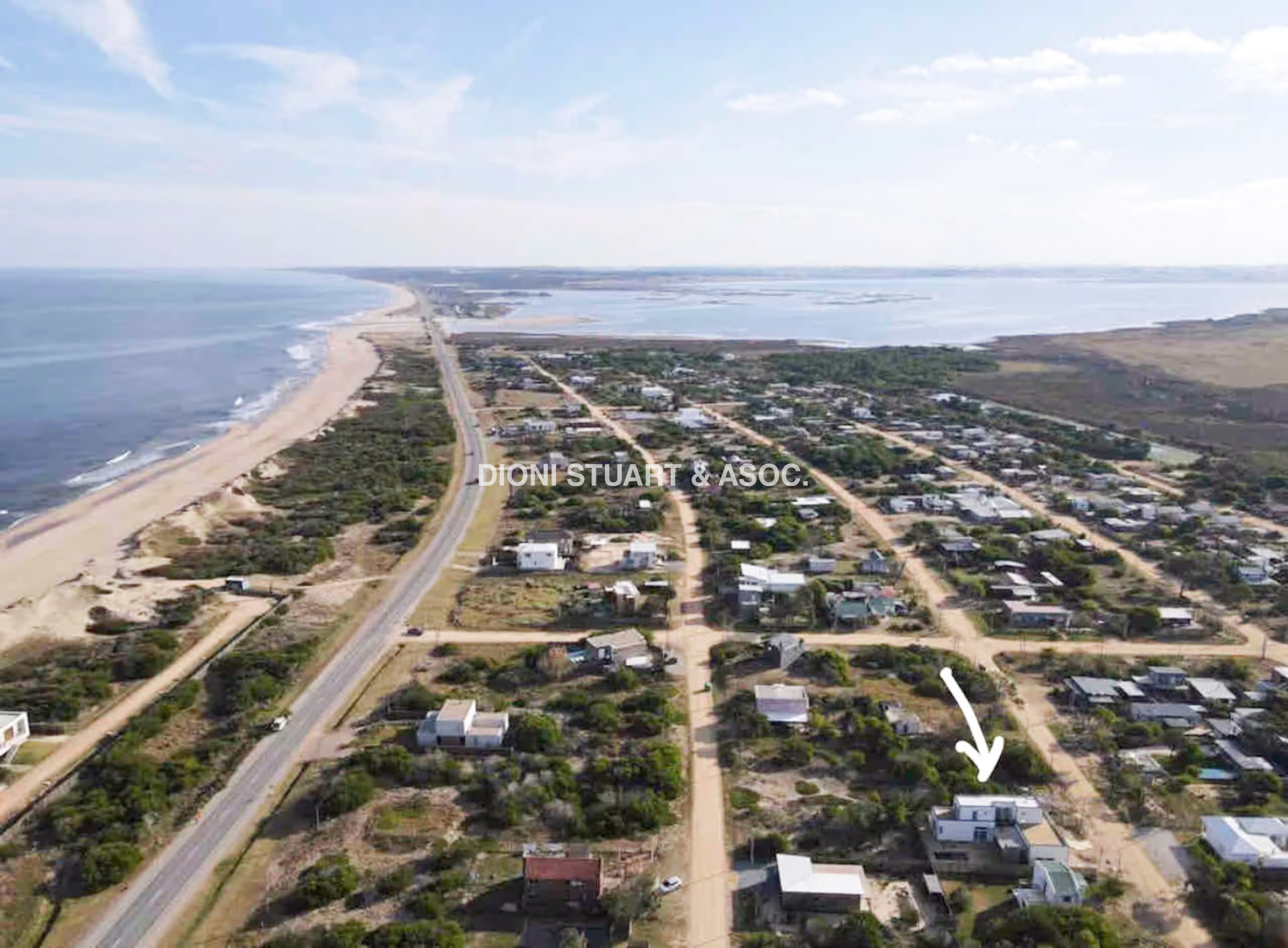 CASA EN ALQUILER DE TEMPORADA 3 DORMITORIOS CON PISCINA - LA JUANITA - JOSE IGNACIO - CERCA DEL MAR
