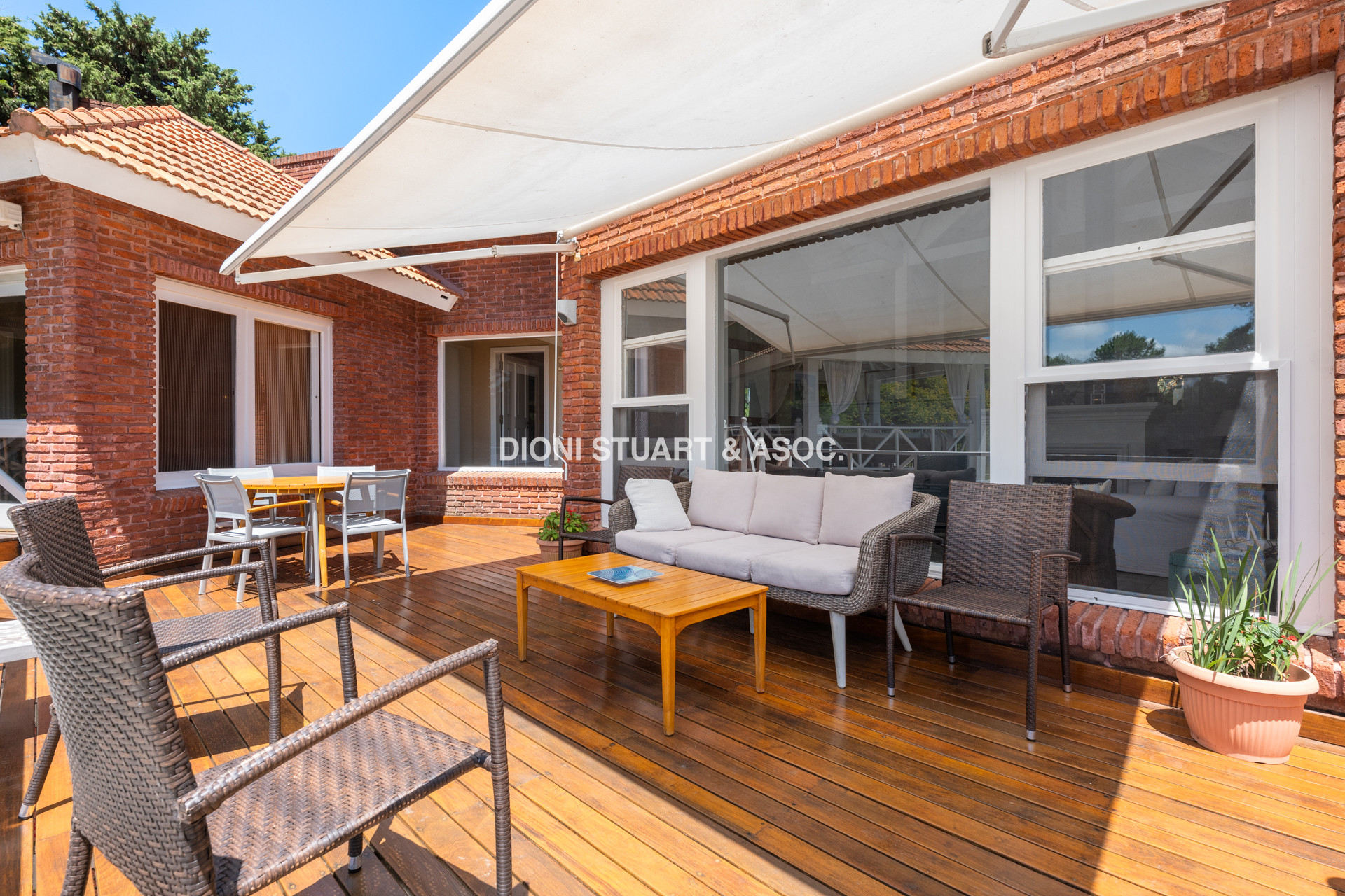 CASA EN VENTA EN  EL GOLF CON 4 DORMITORIOS EN SUITE + DEP. - BARBACOA Y SAUNA - INCREIBLE