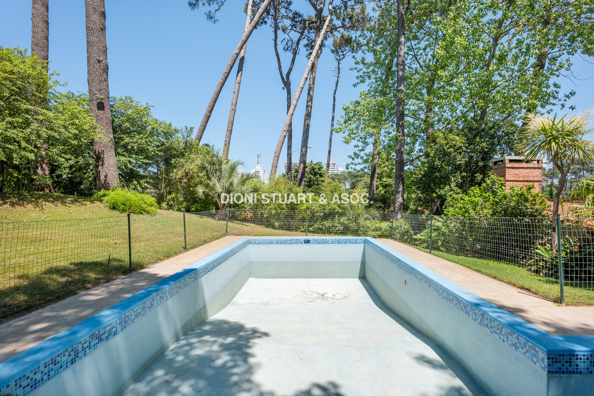 CASA EN VENTA EN CANTEGRIL CON 3 DORMITORIOS Y DEPENDENCIA + PISCINA
