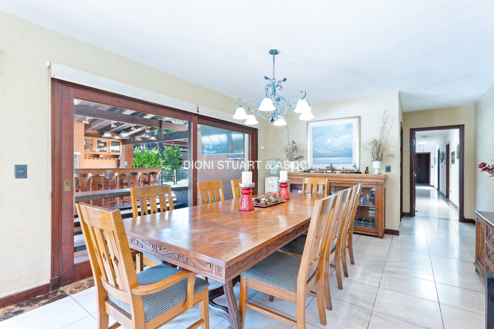 CASA EN PINARES EN VENTA 5 DORMITORIOS EN SUITE CON PISCINA