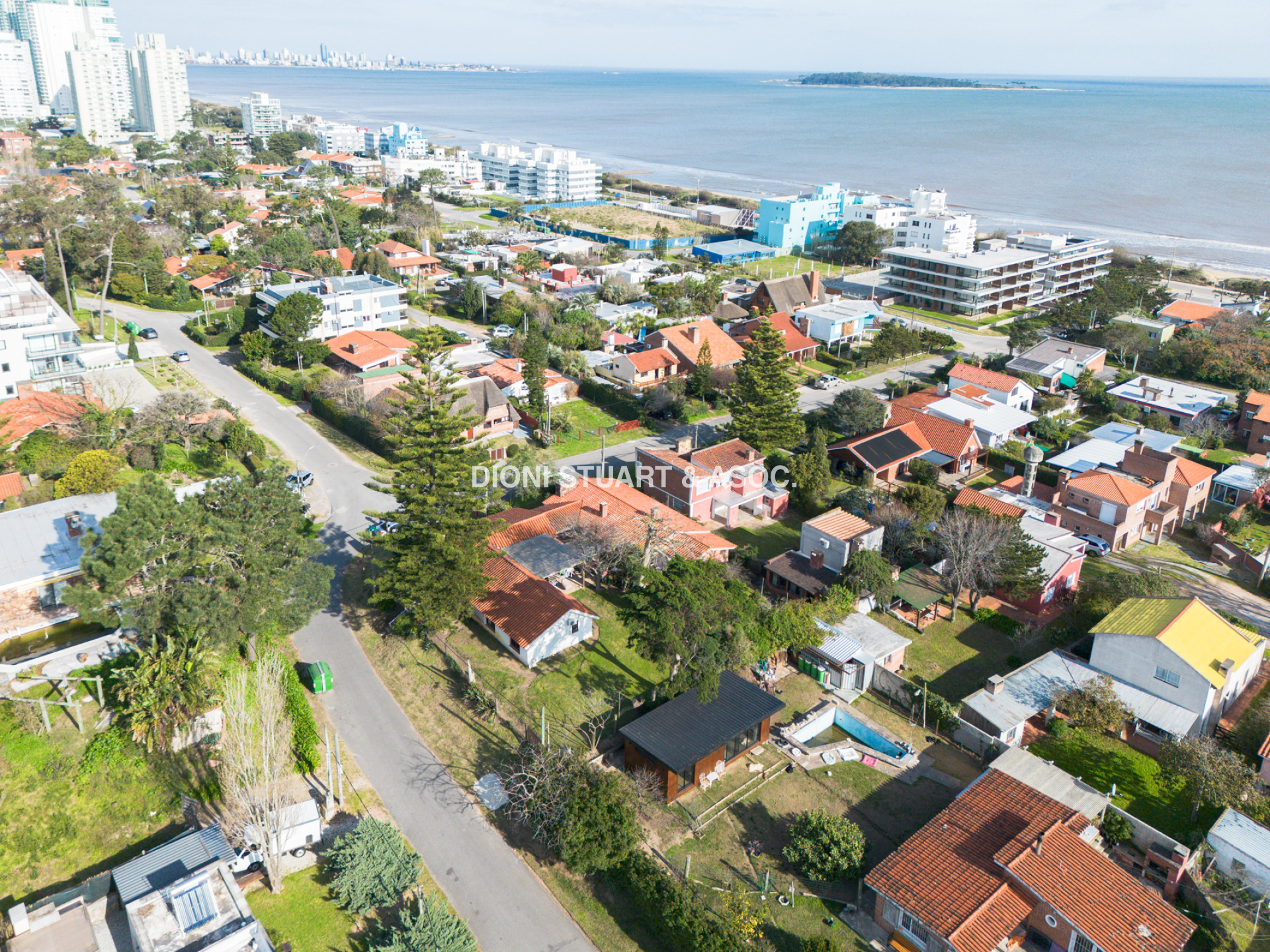 CASA EN VENTA CERCA DEL MAR PLAYA MANSA - 3 DORMITORIOS