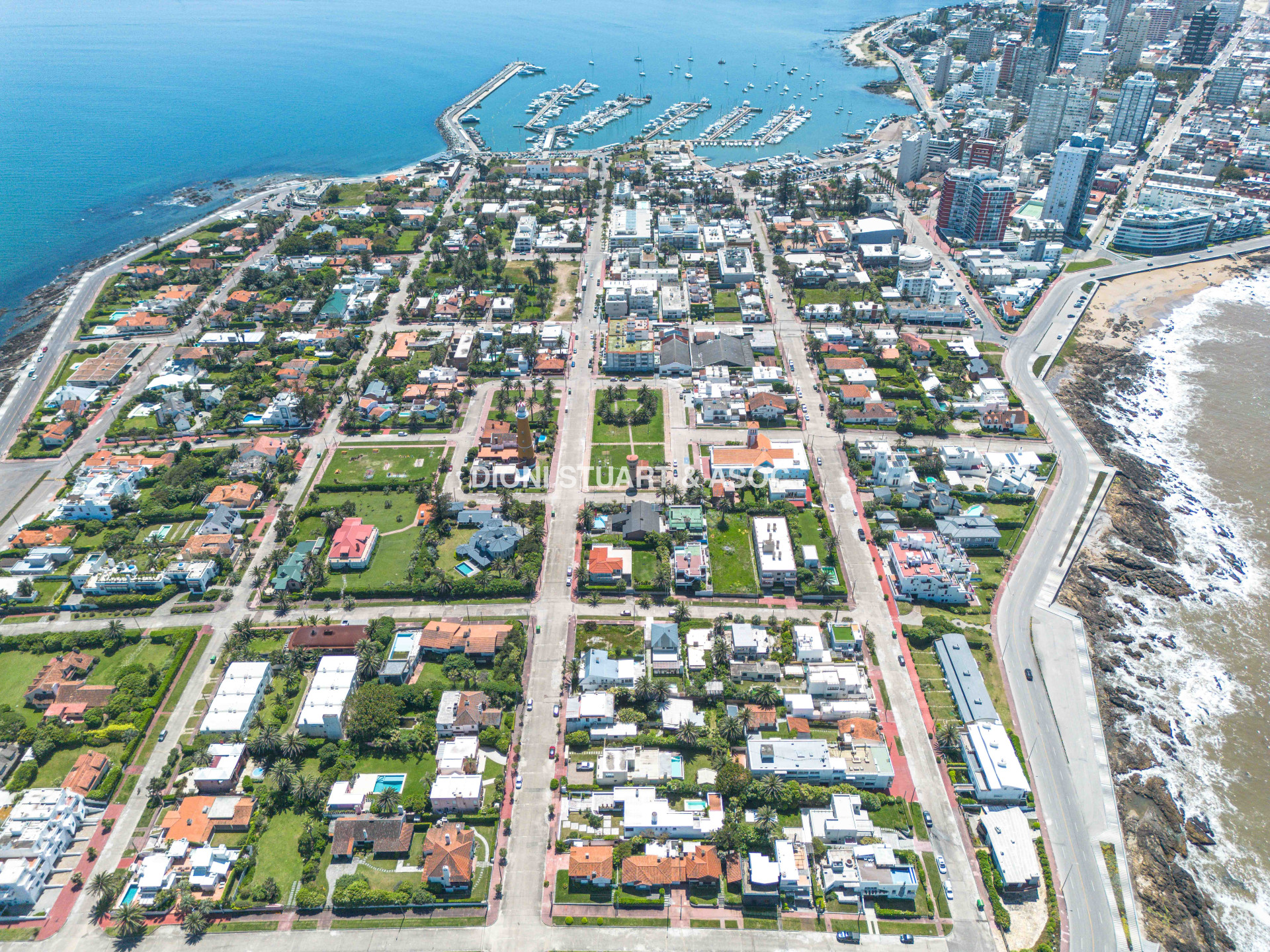 VENTA CASA 4 DORMITORIOS EN LA PENINSULA PUNTA DEL ESTE