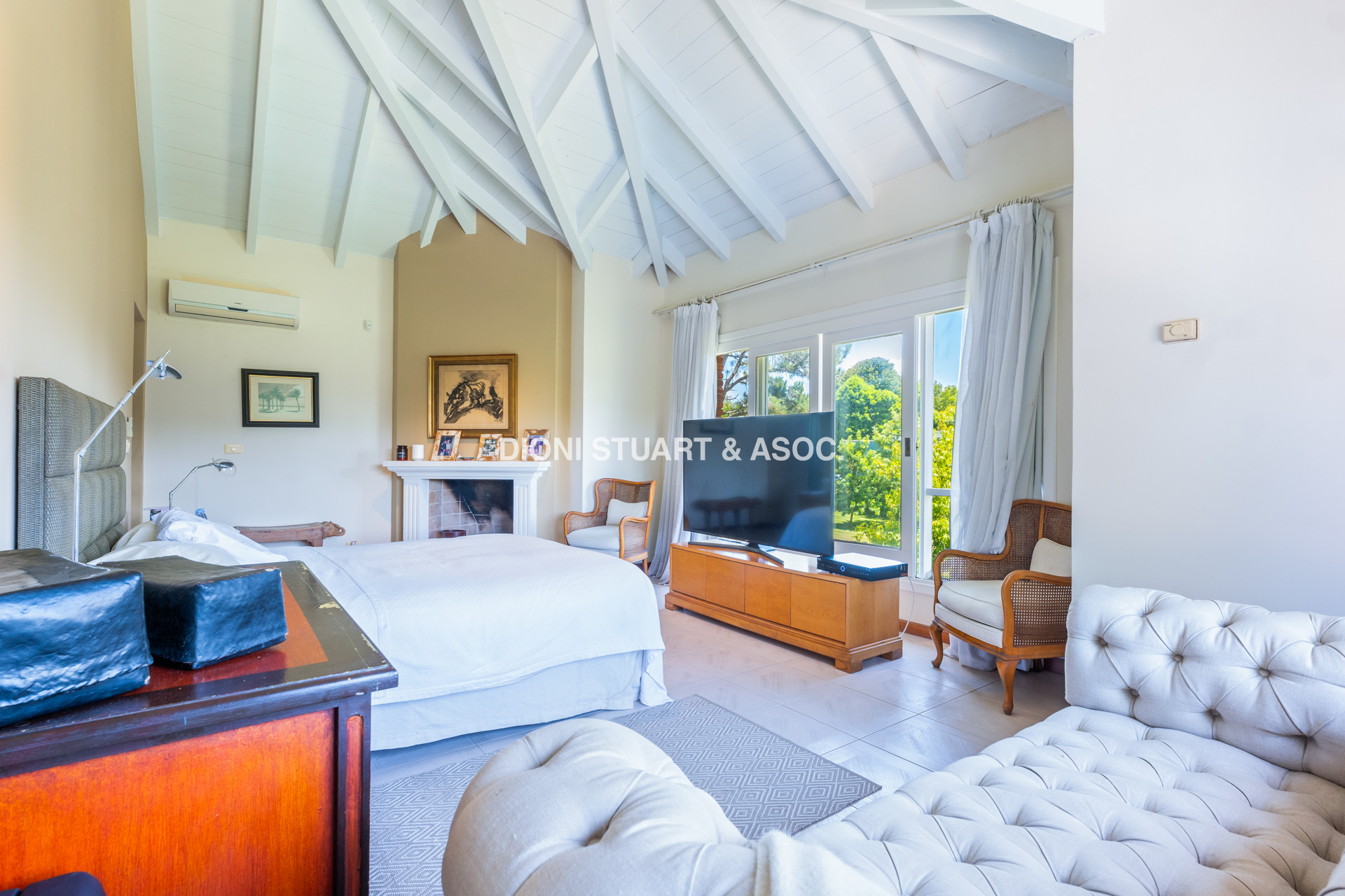 CASA EN VENTA EN  EL GOLF CON 4 DORMITORIOS EN SUITE + DEP. - BARBACOA Y SAUNA - INCREIBLE