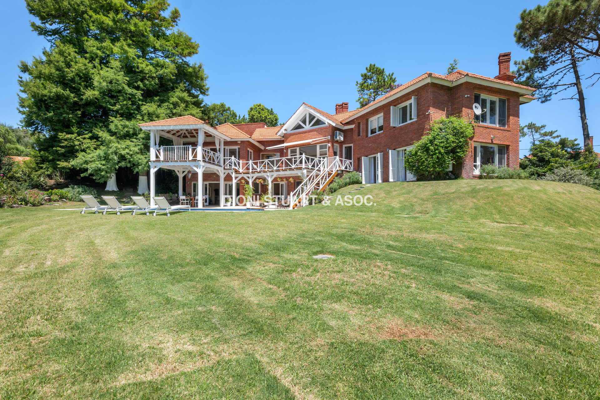 CASA EN VENTA EN  EL GOLF CON 4 DORMITORIOS EN SUITE + DEP. - BARBACOA Y SAUNA - INCREIBLE