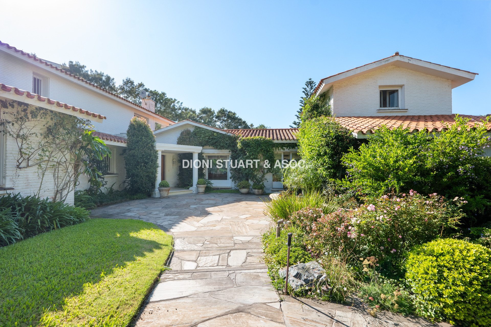 IMPONENTE CASA EN PLAYA BRAVA - ELEGANCIA Y CONFORT