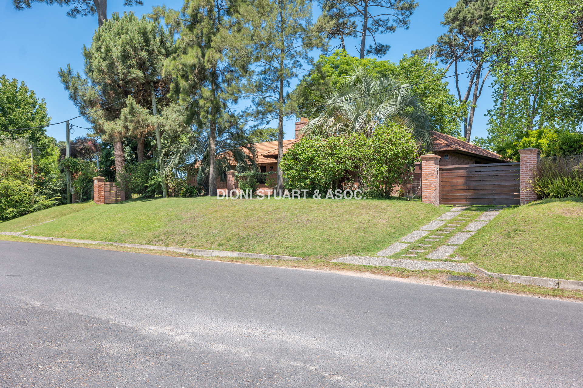 CASA EN VENTA EN CANTEGRIL CON 3 DORMITORIOS Y DEPENDENCIA + PISCINA