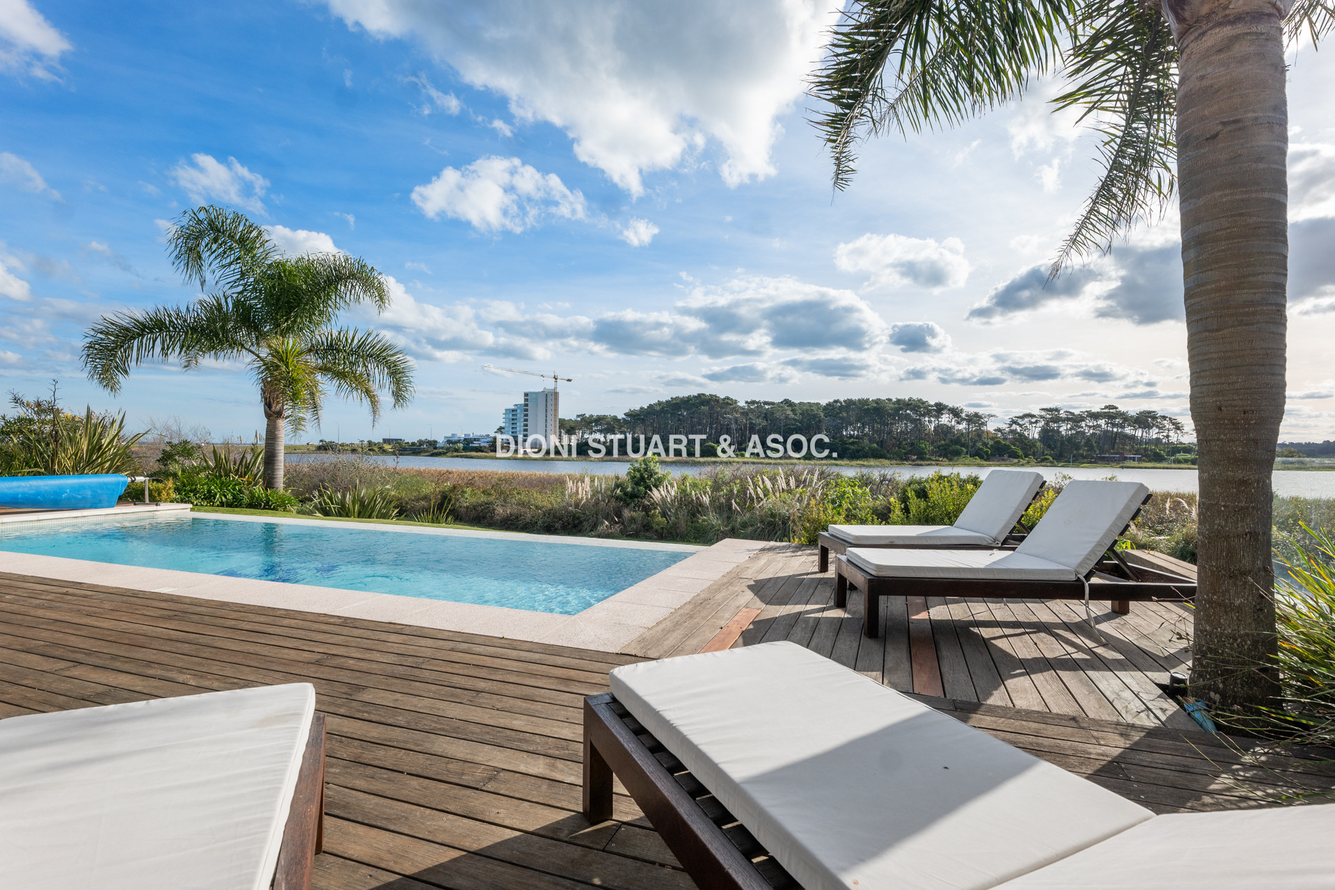 MODERNA CASA EN VENTA FRENTE A LA LAGUNA DEL DIARIO