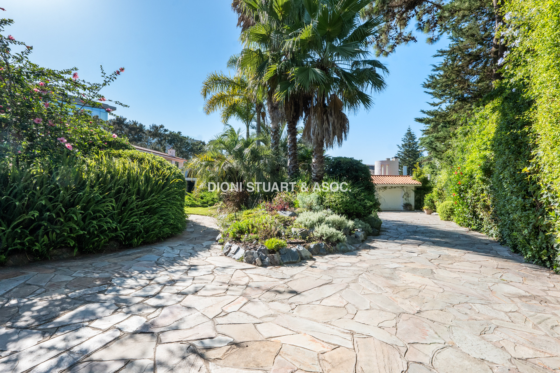 IMPONENTE CASA EN PLAYA BRAVA - ELEGANCIA Y CONFORT