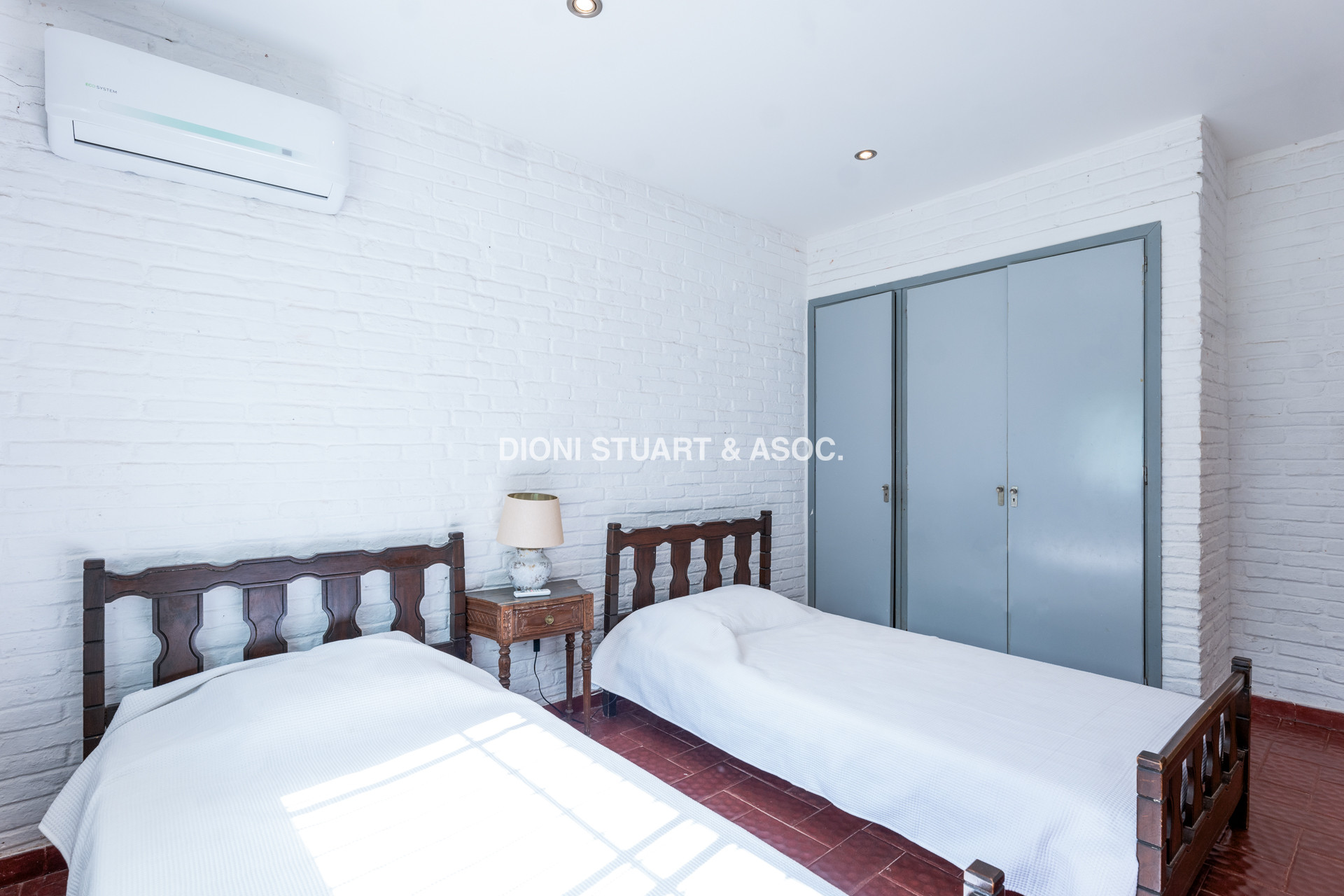 CASA EN VENTA CERCA DEL MAR PLAYA BRAVA RINCON DEL INDIO - 4 DORMITORIOS + BARBACOA + PISCINA