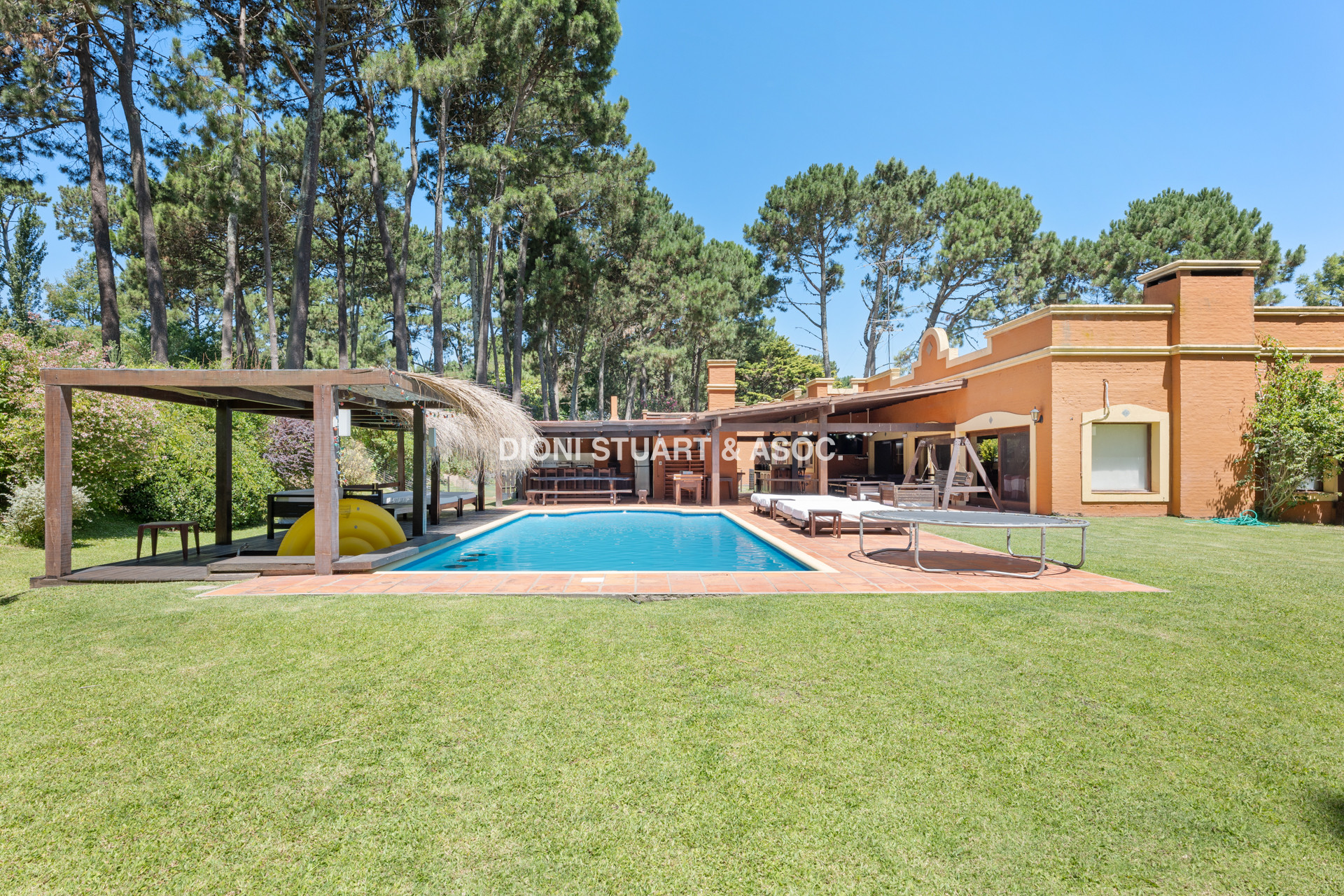 CASA EN PINARES EN VENTA 5 DORMITORIOS EN SUITE CON PISCINA