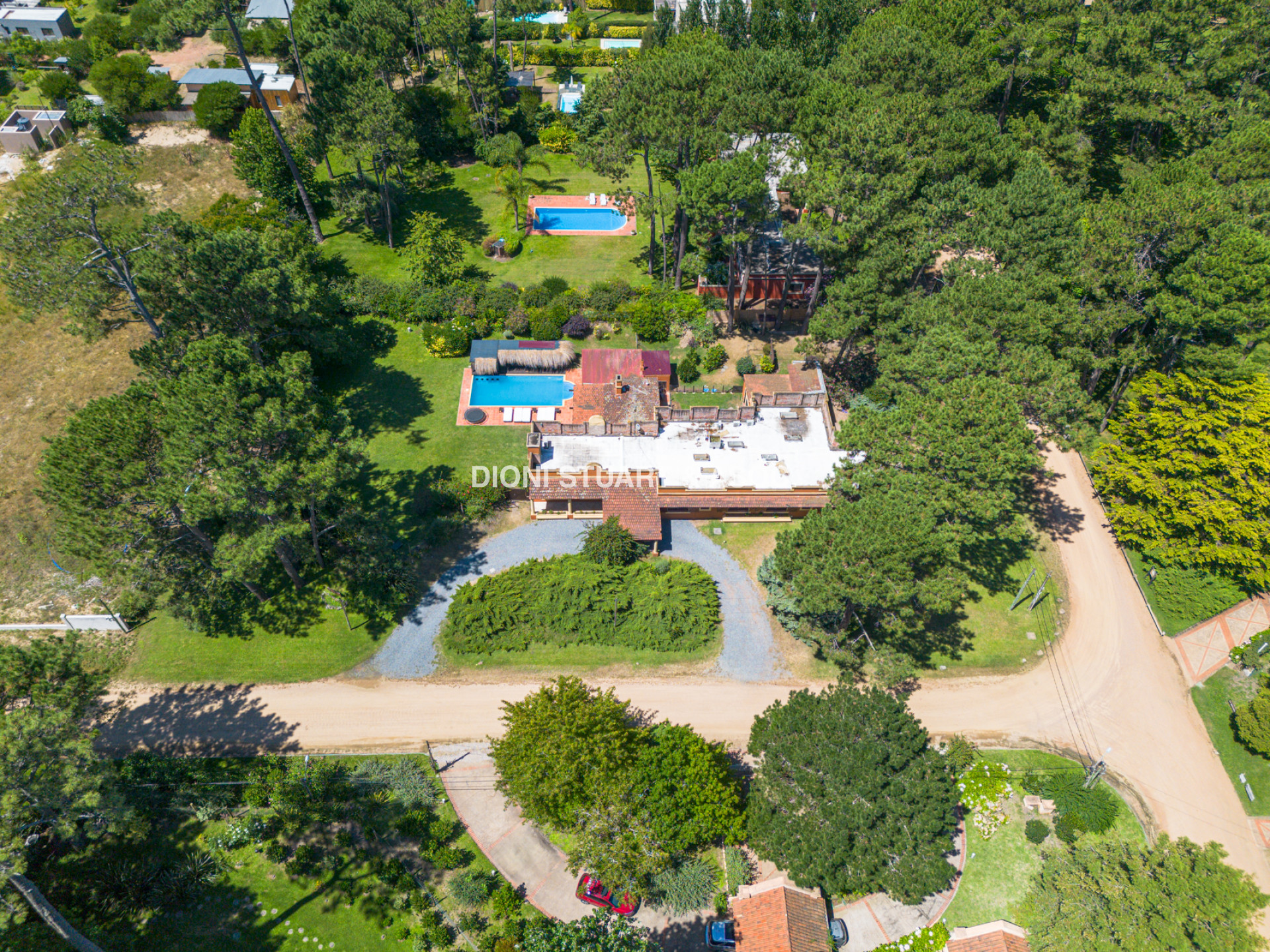CASA EN PINARES EN VENTA 5 DORMITORIOS EN SUITE CON PISCINA