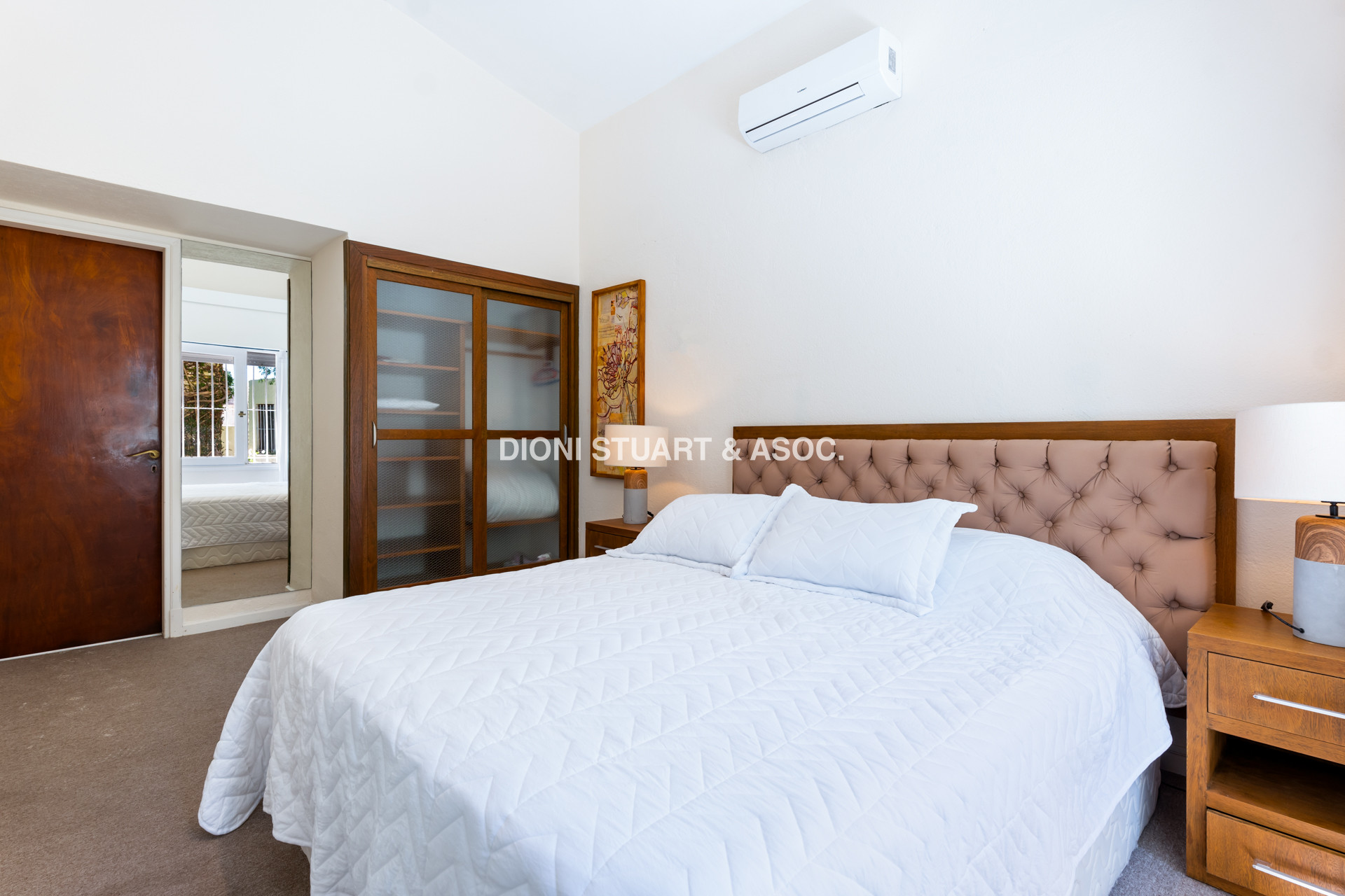 VENTA CASA CERCA DEL MAR EN PLAYA MANSA - 4 DORMITORIOS Y DEPENDENCIA - PISCINA Y BARBACOA